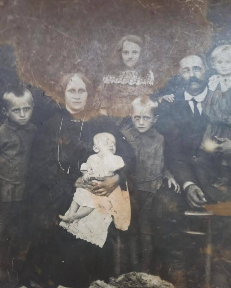 Котоній Йосип Пилипович, 1888 р.н. з родиною. Репресований у 1937 році. Фото надав правнук Колоній Віталій.