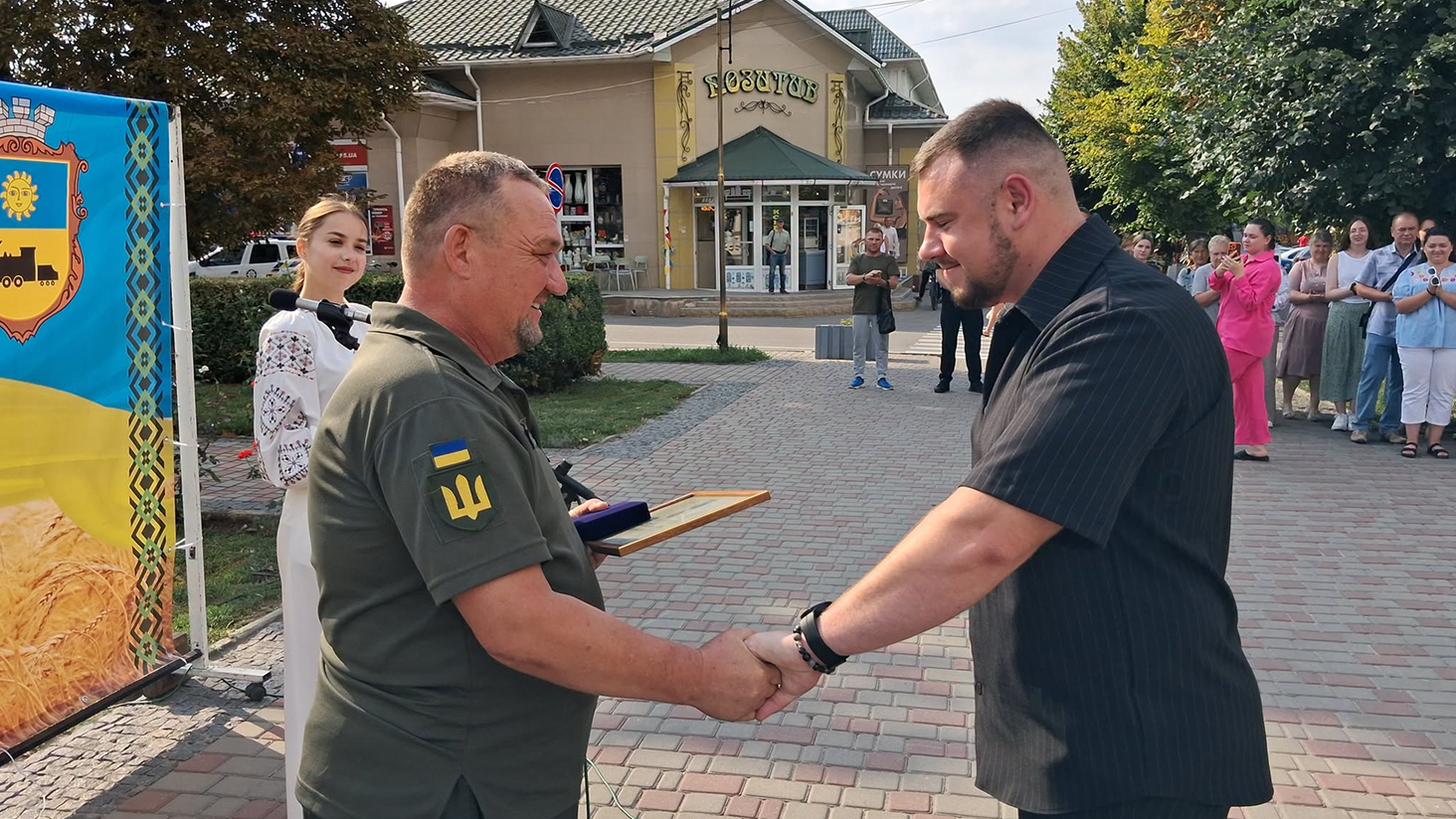 Вручення медалі офіцеру з Крижополя Костянтину Олійнику