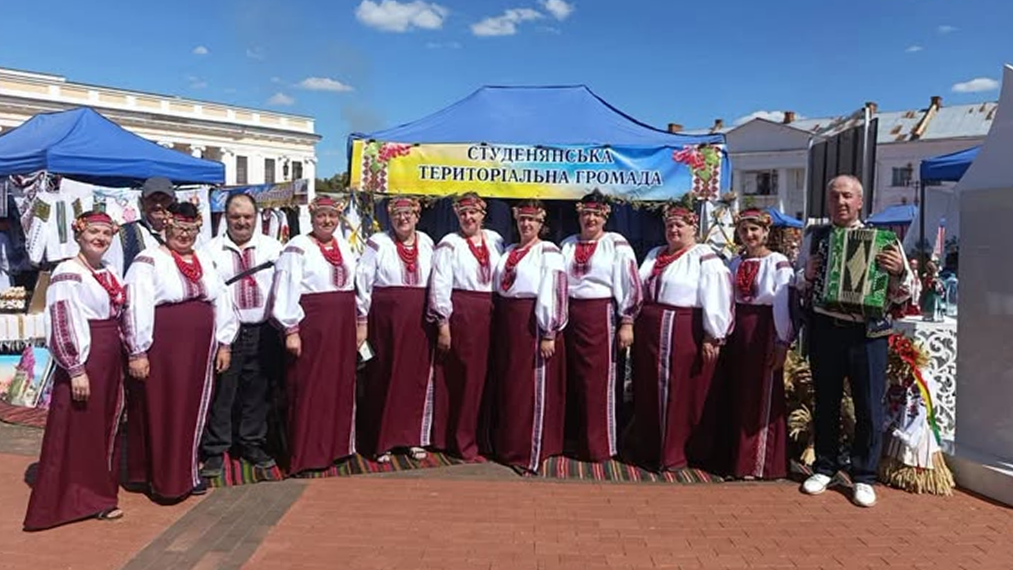 Учасники «Калинового грона» зі Студенянської громади отримали нове сценічне вбрання